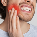 persona notando dolor al morder un alimento