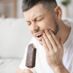 persona notando sensibilidad dental al tomar fría