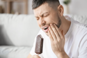 persona notando sensibilidad dental al tomar fría