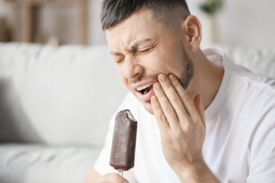 persona notando sensibilidad dental al tomar fría